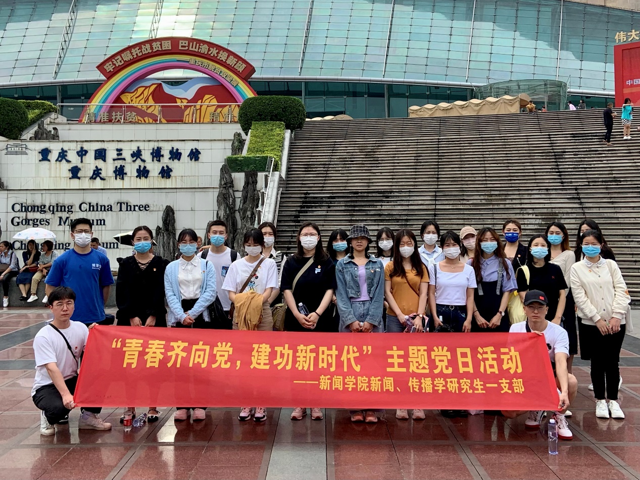 人们走过店铺招牌中度可信度描述已自动生成