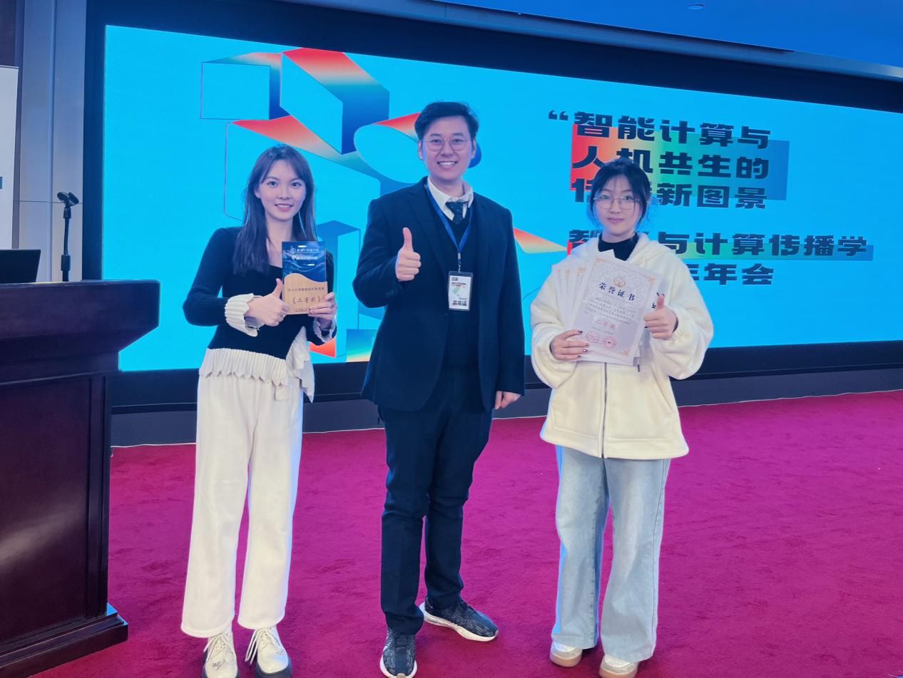 主创团队与指导老师朱宇鹏合影