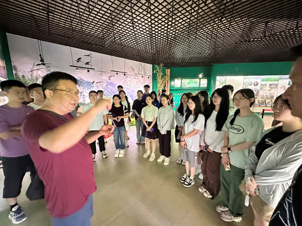 成人电影
党委书记凌晓明在黄连山宣教中心开展思政教育。成人电影
供图