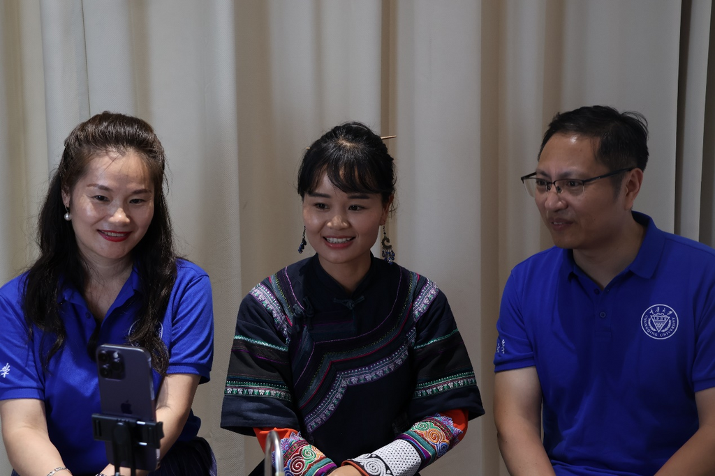 张小强、郑静和“绿春女村长”直播活动现场。通讯员 张培钰 李宁 摄