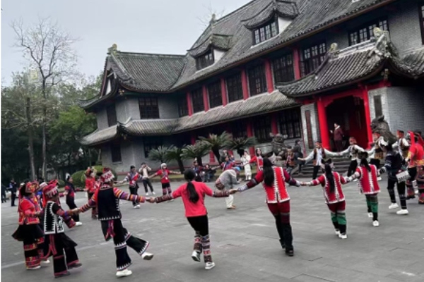 哈尼族中小学生与老师们跳乐作舞。成人电影
供图